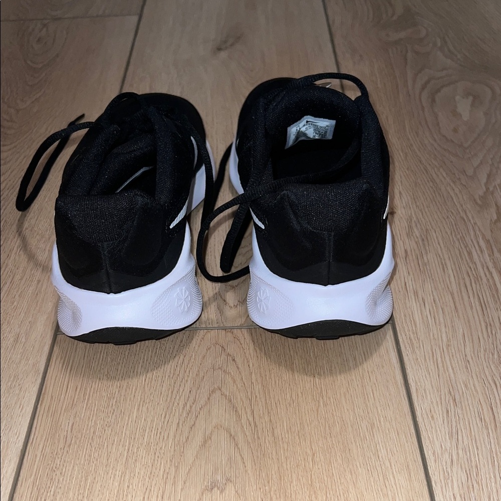 NWT - Nike Revolution 8.5 Wide Black and White Running Shoes - Picture 4 of 12